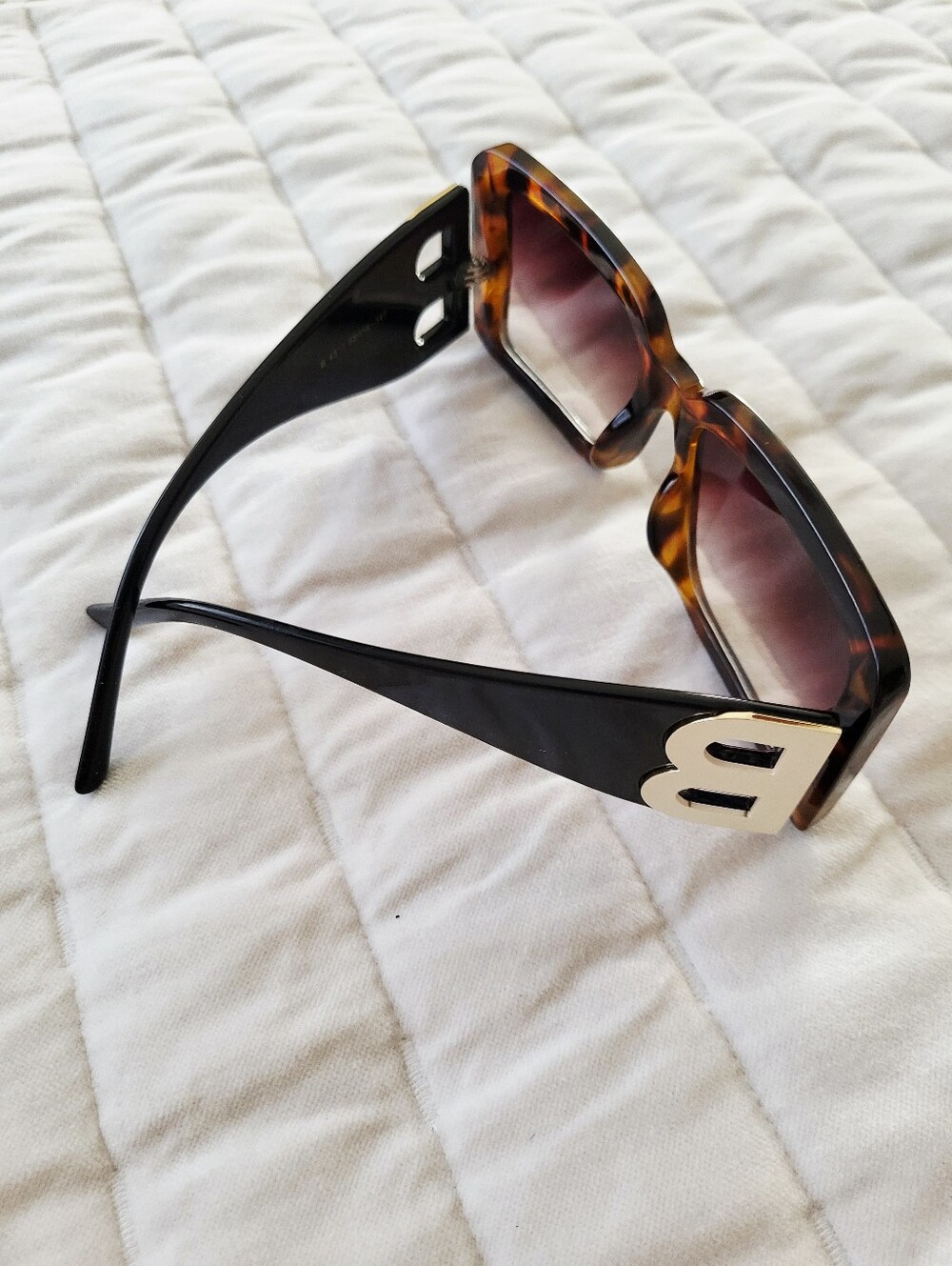 Burberry Frith Oversized Tortoiseshell & Black Square Sunglasses With B Accent - Picture 7 of 15